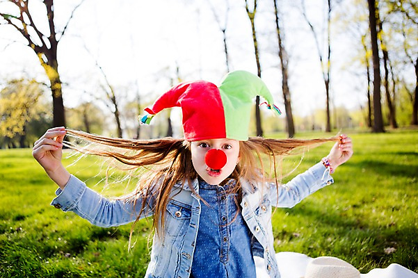 포토 JPG 주간 서양인 외국인 백인 모자 해외 라이프스타일 공원 여자 유럽 어린이라이프 여유 어린이 모션 놀이 휴식 한명 사람 앉기 잔디 상반신 야외 앞모습 분장 피에로 즐거움 체코 여자만 여자한명만 어린이만 소녀만 소녀한명만 국내포토 자연요소 식물 1 잡화 공공시설 감정 나라 뷰포인트 컨셉 인종 생활 파일형식