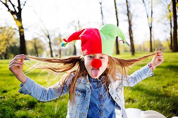 포토 JPG 주간 서양인 외국인 백인 모자 해외 라이프스타일 공원 여자 유럽 어린이라이프 여유 어린이 모션 놀이 휴식 한명 사람 앉기 잔디 상반신 야외 앞모습 분장 피에로 즐거움 체코 여자만 여자한명만 어린이만 소녀만 소녀한명만 국내포토 자연요소 식물 1 잡화 공공시설 감정 나라 뷰포인트 컨셉 인종 생활 파일형식