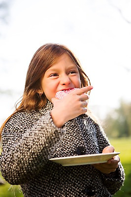 포토 JPG 주간 서양인 외국인 백인 해외 라이프스타일 접시 공원 여자 유럽 어린이라이프 여유 어린이 모션 휴식 한명 들기 사람 상반신 야외 앞모습 도넛 먹기 즐거움 체코 여자만 여자한명만 어린이만 소녀만 소녀한명만 국내포토 자연요소 1 식기 공공시설 감정 나라 뷰포인트 컨셉 디저트 인종 생활 파일형식