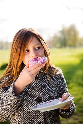 포토 JPG 주간 서양인 외국인 백인 해외 라이프스타일 접시 공원 여자 유럽 어린이라이프 여유 어린이 모션 휴식 한명 들기 사람 상반신 야외 앞모습 도넛 먹기 즐거움 체코 여자만 여자한명만 어린이만 소녀만 소녀한명만 국내포토 자연요소 1 식기 공공시설 감정 나라 뷰포인트 컨셉 디저트 인종 생활 파일형식