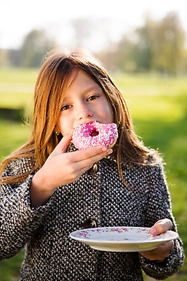 포토 JPG 주간 서양인 외국인 백인 해외 라이프스타일 접시 공원 여자 유럽 어린이라이프 여유 어린이 모션 휴식 한명 들기 사람 상반신 야외 앞모습 도넛 먹기 즐거움 체코 여자만 여자한명만 어린이만 소녀만 소녀한명만 국내포토 자연요소 1 식기 공공시설 감정 나라 뷰포인트 컨셉 디저트 인종 생활 파일형식