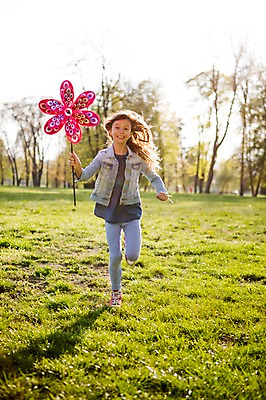 포토 JPG 주간 전신 서양인 외국인 백인 해외 라이프스타일 공원 여자 유럽 어린이라이프 여유 어린이 모션 놀이 한명 미소 들기 사람 잔디 야외 앞모습 달리기 바람개비 즐거움 체코 여자만 여자한명만 어린이만 소녀만 소녀한명만 국내포토 자연요소 식물 1 공공시설 감정 나라 뷰포인트 표정 인종 생활 파일형식