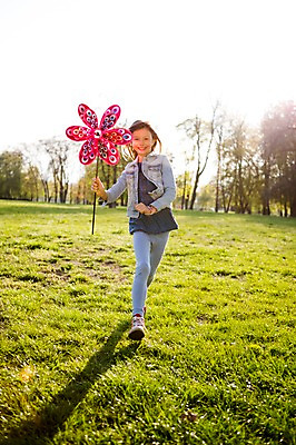 포토 JPG 주간 전신 서양인 외국인 백인 해외 라이프스타일 공원 여자 유럽 어린이라이프 여유 어린이 모션 놀이 한명 미소 들기 사람 잔디 야외 앞모습 달리기 바람개비 즐거움 체코 여자만 여자한명만 어린이만 소녀만 소녀한명만 국내포토 자연요소 식물 1 공공시설 감정 나라 뷰포인트 표정 인종 생활 파일형식