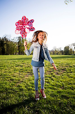 포토 JPG 주간 전신 서양인 외국인 백인 해외 라이프스타일 공원 여자 유럽 어린이라이프 여유 어린이 모션 놀이 한명 미소 들기 사람 잔디 야외 앞모습 달리기 바람개비 즐거움 체코 여자만 여자한명만 어린이만 소녀만 소녀한명만 국내포토 자연요소 식물 1 공공시설 감정 나라 뷰포인트 표정 인종 생활 파일형식