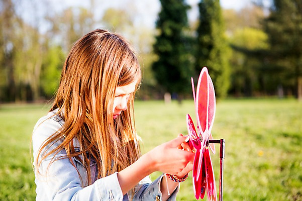 포토 JPG 주간 서양인 외국인 백인 해외 라이프스타일 공원 여자 유럽 어린이라이프 여유 어린이 모션 놀이 한명 들기 사람 앉기 잔디 상반신 야외 옆모습 바람개비 즐거움 체코 여자만 여자한명만 어린이만 소녀만 소녀한명만 국내포토 자연요소 식물 1 공공시설 감정 나라 뷰포인트 인종 생활 파일형식