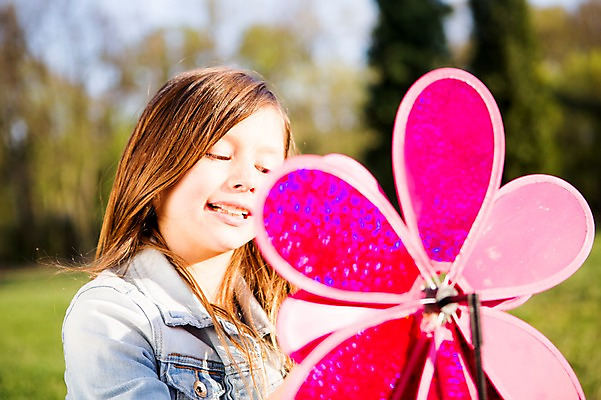 포토 JPG 주간 서양인 외국인 백인 해외 라이프스타일 공원 여자 유럽 어린이라이프 여유 어린이 모션 놀이 한명 미소 들기 사람 앉기 상반신 야외 바람개비 즐거움 체코 여자만 여자한명만 어린이만 소녀만 소녀한명만 국내포토 자연요소 1 공공시설 감정 나라 표정 인종 생활 파일형식
