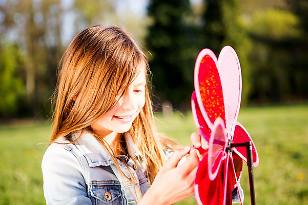 포토 JPG 주간 서양인 외국인 백인 해외 라이프스타일 공원 여자 유럽 어린이라이프 여유 어린이 모션 놀이 한명 미소 들기 사람 잔디 상반신 야외 옆모습 바람개비 즐거움 체코 여자만 여자한명만 어린이만 소녀만 소녀한명만 국내포토 자연요소 식물 1 공공시설 감정 나라 뷰포인트 표정 인종 생활 파일형식