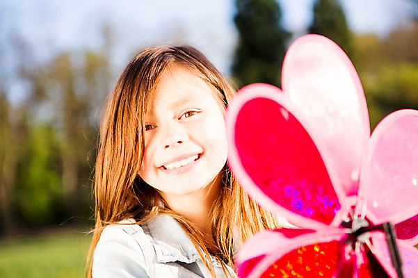 포토 JPG 주간 서양인 외국인 백인 해외 라이프스타일 공원 여자 유럽 어린이라이프 여유 어린이 모션 놀이 한명 미소 들기 사람 상반신 야외 앞모습 바람개비 즐거움 체코 여자만 여자한명만 어린이만 소녀만 소녀한명만 국내포토 자연요소 1 공공시설 감정 나라 뷰포인트 표정 인종 생활 파일형식