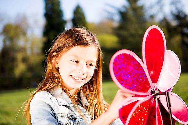 포토 JPG 주간 서양인 외국인 백인 해외 라이프스타일 공원 여자 유럽 어린이라이프 여유 어린이 모션 놀이 한명 미소 들기 사람 야외 앞모습 바람개비 즐거움 체코 여자만 여자한명만 어린이만 소녀만 소녀한명만 국내포토 자연요소 1 공공시설 감정 나라 뷰포인트 표정 인종 생활 파일형식