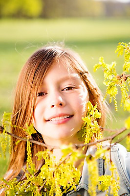 포토 JPG 주간 서양인 외국인 식물 백인 해외 라이프스타일 공원 여자 꽃 유럽 어린이라이프 여유 어린이 모션 한명 서기 미소 사람 야외 앞모습 산책 즐거움 체코 여자만 여자한명만 어린이만 소녀만 소녀한명만 국내포토 자연요소 1 공공시설 감정 나라 뷰포인트 휴식 표정 인종 생활 파일형식