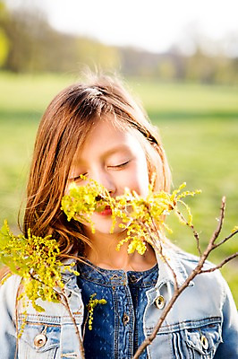 포토 JPG 주간 서양인 외국인 식물 백인 해외 라이프스타일 공원 여자 꽃 유럽 어린이라이프 여유 어린이 모션 한명 서기 미소 사람 야외 앞모습 눈감음 산책 즐거움 향기 체코 여자만 여자한명만 어린이만 소녀만 소녀한명만 국내포토 자연요소 1 공공시설 감정 나라 뷰포인트 휴식 표정 인종 생활 냄새 파일형식
