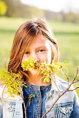 포토 JPG 주간 서양인 외국인 식물 백인 해외 라이프스타일 공원 여자 꽃 유럽 어린이라이프 여유 어린이 모션 한명 서기 미소 들기 사람 야외 앞모습 산책 즐거움 향기 체코 여자만 여자한명만 어린이만 소녀만 소녀한명만 국내포토 자연요소 1 공공시설 감정 나라 뷰포인트 휴식 표정 인종 생활 냄새 파일형식
