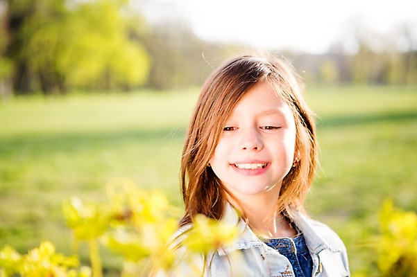 포토 JPG 주간 서양인 외국인 식물 백인 해외 라이프스타일 응시 공원 여자 꽃 유럽 어린이라이프 여유 어린이 모션 한명 서기 미소 사람 야외 앞모습 즐거움 체코 여자만 여자한명만 어린이만 소녀만 소녀한명만 국내포토 자연요소 1 시선 공공시설 감정 나라 뷰포인트 표정 인종 생활 파일형식