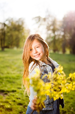 포토 JPG 주간 서양인 외국인 식물 백인 해외 라이프스타일 공원 여자 꽃 유럽 어린이라이프 여유 어린이 모션 한명 서기 미소 들기 사람 상반신 야외 햇빛 즐거움 체코 여자만 여자한명만 어린이만 소녀만 소녀한명만 국내포토 자연요소 1 공공시설 감정 나라 표정 인종 생활 태양 파일형식