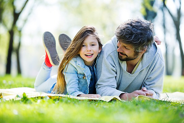 포토 JPG 주간 전신 서양인 외국인 백인 해외 라이프스타일 공원 여자 남자 딸 유럽 어린이 엎드리기 가족 모션 휴식 미소 사람 잔디 성인 야외 두명 앞모습 가족라이프 아빠 돗자리 체코 부녀 국내포토 자연요소 식물 공공시설 나라 뷰포인트 컨셉 관계 표정 인종 생활 파일형식