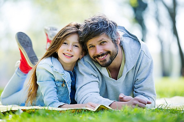 포토 JPG 주간 전신 서양인 외국인 백인 해외 라이프스타일 공원 여자 남자 딸 유럽 어린이 엎드리기 가족 모션 휴식 미소 사람 잔디 성인 야외 두명 앞모습 가족라이프 아빠 돗자리 체코 부녀 국내포토 자연요소 식물 공공시설 나라 뷰포인트 컨셉 관계 표정 인종 생활 파일형식