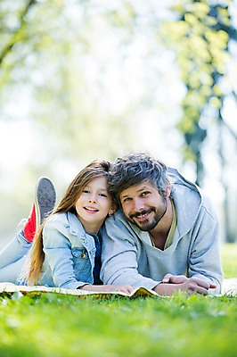 포토 JPG 주간 전신 서양인 외국인 백인 해외 라이프스타일 공원 여자 남자 딸 유럽 어린이 엎드리기 가족 모션 휴식 미소 사람 잔디 성인 야외 두명 앞모습 기댐 가족라이프 아빠 돗자리 체코 부녀 국내포토 자연요소 식물 공공시설 나라 뷰포인트 컨셉 관계 표정 인종 생활 파일형식
