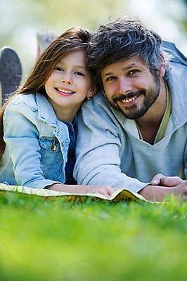 포토 JPG 주간 서양인 외국인 백인 해외 라이프스타일 공원 여자 남자 딸 유럽 어린이 엎드리기 가족 모션 휴식 미소 사람 잔디 상반신 성인 야외 두명 앞모습 기댐 가족라이프 아빠 돗자리 체코 부녀 국내포토 자연요소 식물 공공시설 나라 뷰포인트 컨셉 관계 표정 인종 생활 파일형식