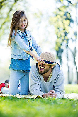 포토 JPG 주간 전신 서양인 외국인 백인 모자 해외 라이프스타일 공원 여자 남자 딸 유럽 어린이 엎드리기 장난 가족 모션 휴식 미소 사람 앉기 잔디 성인 야외 두명 앞모습 가족라이프 아빠 돗자리 체코 부녀 국내포토 자연요소 식물 잡화 공공시설 나라 뷰포인트 컨셉 관계 표정 인종 생활 파일형식