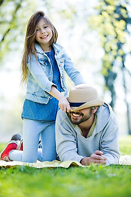 포토 JPG 주간 전신 서양인 외국인 백인 모자 해외 라이프스타일 공원 여자 남자 딸 유럽 어린이 엎드리기 장난 가족 모션 휴식 미소 사람 앉기 잔디 성인 야외 두명 앞모습 가족라이프 아빠 돗자리 체코 부녀 국내포토 자연요소 식물 잡화 공공시설 나라 뷰포인트 컨셉 관계 표정 인종 생활 파일형식