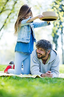 포토 JPG 주간 전신 서양인 외국인 백인 모자 해외 라이프스타일 공원 여자 남자 딸 유럽 어린이 엎드리기 장난 가족 모션 휴식 미소 사람 앉기 잔디 성인 야외 두명 앞모습 가족라이프 아빠 돗자리 체코 부녀 국내포토 자연요소 식물 잡화 공공시설 나라 뷰포인트 컨셉 관계 표정 인종 생활 파일형식