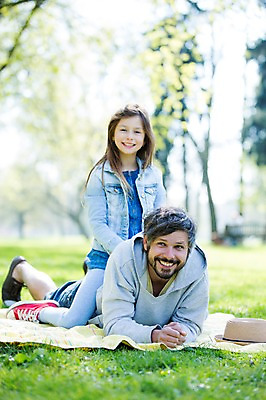 포토 JPG 주간 전신 서양인 외국인 백인 해외 라이프스타일 공원 여자 남자 딸 유럽 어린이 엎드리기 장난 가족 모션 휴식 미소 사람 잔디 성인 야외 두명 앞모습 가족라이프 아빠 승차 돗자리 체코 부녀 국내포토 자연요소 식물 공공시설 나라 뷰포인트 컨셉 관계 표정 인종 생활 파일형식