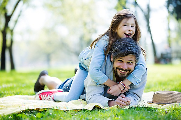 포토 JPG 주간 전신 서양인 외국인 백인 해외 라이프스타일 공원 여자 남자 딸 유럽 어린이 엎드리기 장난 가족 모션 휴식 미소 사람 잔디 성인 야외 두명 앞모습 가족라이프 아빠 승차 돗자리 체코 부녀 국내포토 자연요소 식물 공공시설 나라 뷰포인트 컨셉 관계 표정 인종 생활 파일형식