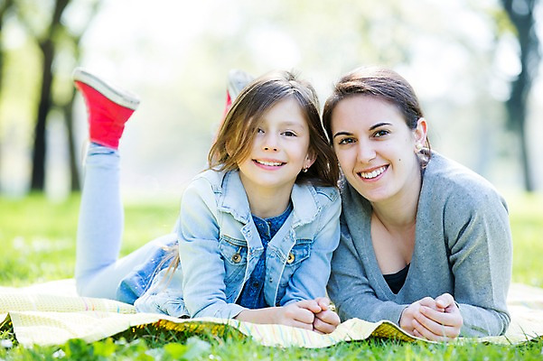 포토 JPG 주간 전신 서양인 외국인 백인 해외 라이프스타일 공원 여자 딸 유럽 어린이 엎드리기 가족 모션 모녀 엄마 휴식 미소 사람 잔디 상반신 성인 야외 두명 앞모습 가족라이프 돗자리 체코 여자만 국내포토 자연요소 식물 공공시설 나라 뷰포인트 컨셉 관계 표정 인종 생활 파일형식