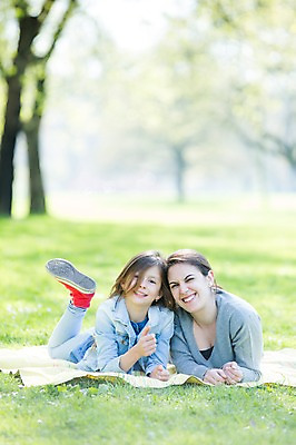 포토 JPG 주간 전신 서양인 외국인 백인 해외 라이프스타일 공원 여자 딸 유럽 어린이 엎드리기 가족 모션 모녀 엄마 휴식 미소 사람 잔디 상반신 성인 야외 두명 앞모습 가족라이프 돗자리 체코 여자만 국내포토 자연요소 식물 공공시설 나라 뷰포인트 컨셉 관계 표정 인종 생활 파일형식