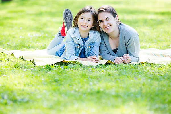 포토 JPG 주간 전신 서양인 외국인 백인 해외 라이프스타일 공원 여자 딸 유럽 어린이 엎드리기 가족 모션 모녀 엄마 휴식 미소 사람 잔디 상반신 성인 야외 두명 앞모습 가족라이프 돗자리 체코 여자만 국내포토 자연요소 식물 공공시설 나라 뷰포인트 컨셉 관계 표정 인종 생활 파일형식