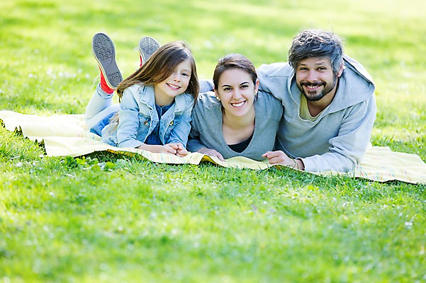 포토 JPG 주간 전신 서양인 외국인 백인 해외 라이프스타일 공원 여자 남자 딸 유럽 어린이 엎드리기 가족 모션 엄마 휴식 함께함 미소 사람 잔디 성인 야외 앞모습 세명 다정 산책 가족라이프 아빠 돗자리 체코 국내포토 자연요소 식물 공공시설 나라 뷰포인트 컨셉 관계 표정 인종 생활 파일형식