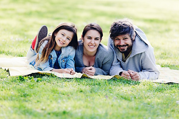 포토 JPG 주간 전신 서양인 외국인 백인 해외 라이프스타일 공원 여자 남자 딸 유럽 어린이 엎드리기 가족 모션 엄마 휴식 함께함 미소 사람 잔디 성인 야외 앞모습 세명 다정 산책 가족라이프 아빠 돗자리 체코 국내포토 자연요소 식물 공공시설 나라 뷰포인트 컨셉 관계 표정 인종 생활 파일형식