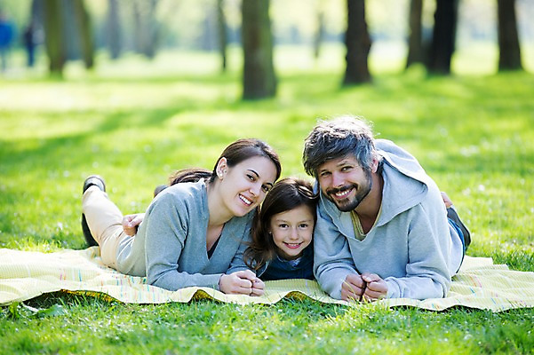 포토 JPG 주간 전신 서양인 외국인 백인 해외 라이프스타일 공원 여자 남자 딸 유럽 어린이 엎드리기 가족 모션 엄마 휴식 함께함 미소 사람 잔디 성인 야외 앞모습 세명 다정 산책 가족라이프 아빠 돗자리 체코 국내포토 자연요소 식물 공공시설 나라 뷰포인트 컨셉 관계 표정 인종 생활 파일형식