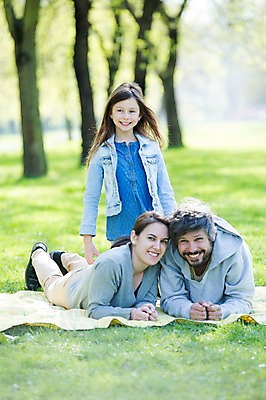 포토 JPG 주간 전신 서양인 외국인 백인 해외 라이프스타일 공원 여자 남자 딸 유럽 어린이 엎드리기 가족 모션 엄마 휴식 함께함 미소 사람 앉기 잔디 성인 야외 앞모습 세명 다정 산책 가족라이프 아빠 돗자리 체코 국내포토 자연요소 식물 공공시설 나라 뷰포인트 컨셉 관계 표정 인종 생활 파일형식