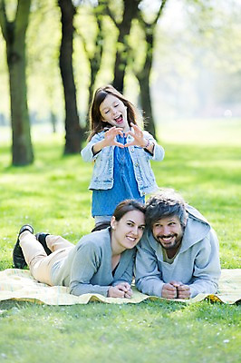 포토 JPG 주간 전신 서양인 외국인 백인 해외 라이프스타일 공원 여자 남자 딸 유럽 어린이 엎드리기 가족 모션 엄마 휴식 함께함 미소 사람 앉기 잔디 성인 야외 앞모습 세명 다정 산책 가족라이프 아빠 돗자리 체코 손하트 국내포토 자연요소 식물 공공시설 나라 뷰포인트 컨셉 관계 표정 인종 손짓 생활 파일형식