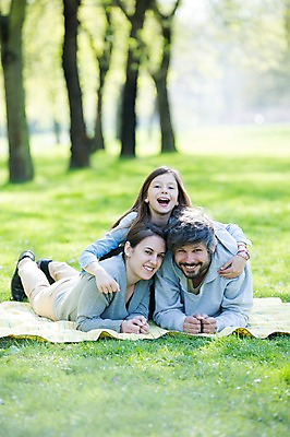 포토 JPG 주간 전신 서양인 외국인 나무 식물 백인 해외 라이프스타일 공원 여자 남자 딸 유럽 어린이 엎드리기 가족 모션 엄마 휴식 함께함 미소 사람 잔디 성인 야외 앞모습 세명 화목 다정 산책 가족라이프 아빠 승차 돗자리 체코 국내포토 자연요소 공공시설 나라 뷰포인트 컨셉 관계 표정 인종 생활 파일형식