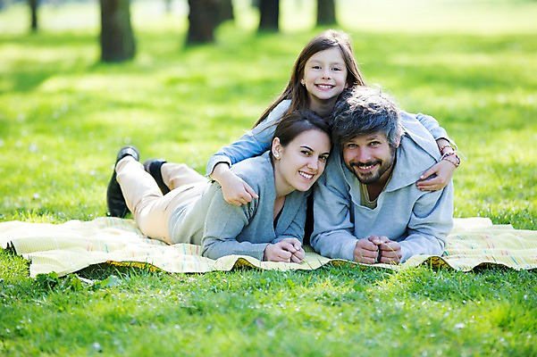 포토 JPG 주간 전신 서양인 외국인 백인 해외 라이프스타일 공원 여자 남자 딸 유럽 어린이 엎드리기 가족 모션 엄마 휴식 함께함 미소 사람 잔디 성인 야외 앞모습 세명 다정 산책 가족라이프 아빠 돗자리 체코 국내포토 자연요소 식물 공공시설 나라 뷰포인트 컨셉 관계 표정 인종 생활 파일형식