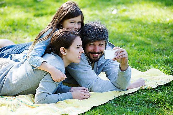 포토 JPG 주간 서양인 외국인 백인 해외 라이프스타일 공원 여자 남자 딸 유럽 어린이 엎드리기 가족 모션 엄마 휴식 함께함 미소 들기 사람 잔디 상반신 성인 야외 앞모습 세명 스마트폰 다정 산책 가족라이프 아빠 셀프카메라 돗자리 체코 국내포토 자연요소 식물 공공시설 나라 뷰포인트 컨셉 관계 표정 인종 생활 핸드폰 스마트기기 사진촬영 파일형식