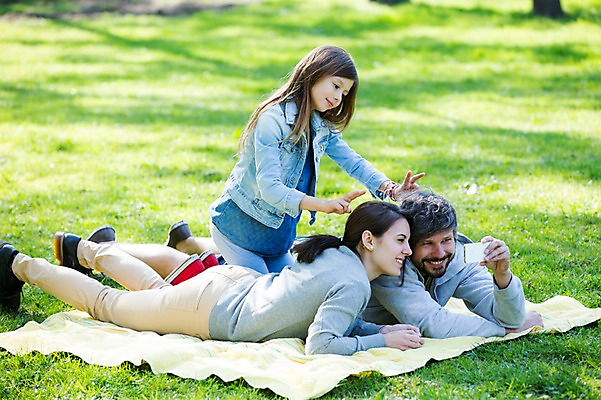 포토 JPG 주간 전신 서양인 외국인 백인 해외 라이프스타일 공원 여자 남자 딸 유럽 어린이 엎드리기 가족 모션 엄마 휴식 함께함 미소 들기 사람 앉기 손짓 잔디 성인 야외 옆모습 세명 스마트폰 다정 산책 가족라이프 아빠 셀프카메라 돗자리 브이 체코 국내포토 자연요소 식물 공공시설 나라 뷰포인트 컨셉 관계 표정 인종 생활 핸드폰 스마트기기 사진촬영 파일형식