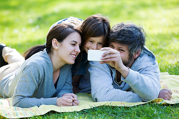 포토 JPG 주간 서양인 외국인 백인 해외 라이프스타일 공원 여자 남자 딸 유럽 어린이 엎드리기 가족 모션 엄마 휴식 함께함 미소 들기 사람 잔디 상반신 성인 야외 앞모습 세명 스마트폰 다정 산책 가족라이프 아빠 셀프카메라 돗자리 체코 국내포토 자연요소 식물 공공시설 나라 뷰포인트 컨셉 관계 표정 인종 생활 핸드폰 스마트기기 사진촬영 파일형식