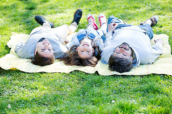 포토 JPG 주간 전신 서양인 외국인 백인 해외 라이프스타일 공원 여자 남자 딸 유럽 어린이 가족 모션 엄마 휴식 함께함 미소 사람 잔디 성인 야외 앞모습 세명 눕기 다정 산책 가족라이프 아빠 돗자리 체코 국내포토 자연요소 식물 공공시설 나라 뷰포인트 컨셉 관계 표정 인종 생활 파일형식