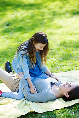 포토 JPG 주간 서양인 외국인 백인 해외 라이프스타일 공원 여자 딸 유럽 어린이 장난 가족 모션 놀이 모녀 엄마 휴식 사람 앉기 잔디 상반신 성인 야외 두명 옆모습 눕기 가족라이프 승차 돗자리 체코 여자만 국내포토 자연요소 식물 공공시설 나라 뷰포인트 컨셉 관계 인종 생활 파일형식