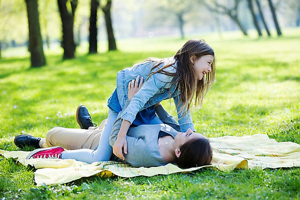 포토 JPG 주간 전신 서양인 외국인 백인 해외 라이프스타일 공원 여자 딸 유럽 어린이 장난 가족 모션 놀이 모녀 엄마 휴식 사람 앉기 잔디 성인 야외 두명 앞모습 눕기 가족라이프 승차 돗자리 체코 여자만 국내포토 자연요소 식물 공공시설 나라 뷰포인트 컨셉 관계 인종 생활 파일형식