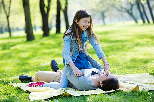 포토 JPG 주간 전신 서양인 외국인 백인 해외 라이프스타일 공원 여자 딸 유럽 어린이 장난 가족 모션 놀이 모녀 엄마 휴식 미소 사람 앉기 잔디 성인 야외 두명 앞모습 눕기 가족라이프 승차 돗자리 체코 여자만 국내포토 자연요소 식물 공공시설 나라 뷰포인트 컨셉 관계 표정 인종 생활 파일형식