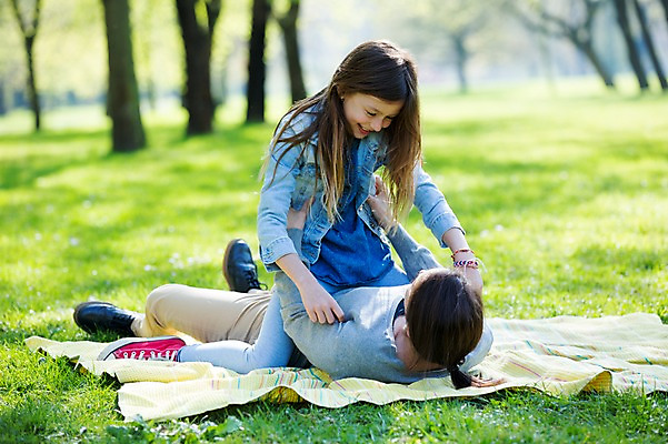 포토 JPG 주간 전신 서양인 외국인 백인 해외 라이프스타일 공원 여자 딸 유럽 어린이 장난 가족 모션 놀이 모녀 엄마 휴식 미소 사람 앉기 잔디 성인 야외 두명 앞모습 눕기 가족라이프 승차 돗자리 체코 여자만 국내포토 자연요소 식물 공공시설 나라 뷰포인트 컨셉 관계 표정 인종 생활 파일형식