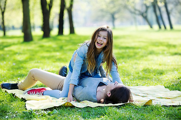 포토 JPG 주간 전신 서양인 외국인 백인 해외 라이프스타일 공원 여자 딸 유럽 어린이 장난 가족 모션 놀이 모녀 엄마 휴식 미소 사람 앉기 잔디 성인 야외 두명 앞모습 눕기 가족라이프 승차 돗자리 체코 여자만 국내포토 자연요소 식물 공공시설 나라 뷰포인트 컨셉 관계 표정 인종 생활 파일형식