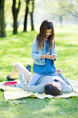 포토 JPG 주간 전신 서양인 외국인 백인 해외 라이프스타일 공원 여자 딸 유럽 어린이 장난 가족 모션 놀이 모녀 엄마 휴식 미소 사람 앉기 잔디 성인 야외 두명 앞모습 눕기 가족라이프 승차 돗자리 체코 여자만 국내포토 자연요소 식물 공공시설 나라 뷰포인트 컨셉 관계 표정 인종 생활 파일형식