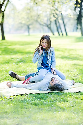 포토 JPG 주간 전신 서양인 외국인 백인 해외 라이프스타일 공원 여자 남자 딸 유럽 어린이 장난 가족 모션 놀이 휴식 미소 사람 앉기 잔디 성인 야외 두명 앞모습 눕기 가족라이프 아빠 승차 돗자리 체코 부녀 국내포토 자연요소 식물 공공시설 나라 뷰포인트 컨셉 관계 표정 인종 생활 파일형식