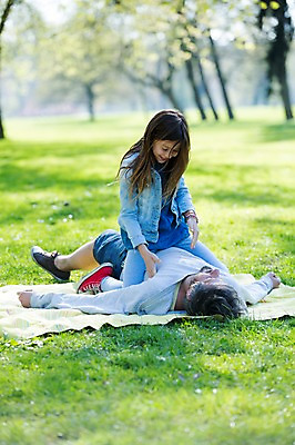 포토 JPG 주간 전신 서양인 외국인 백인 해외 라이프스타일 공원 여자 남자 딸 유럽 어린이 장난 가족 모션 놀이 휴식 미소 사람 앉기 잔디 성인 야외 두명 앞모습 눕기 가족라이프 아빠 승차 돗자리 체코 부녀 국내포토 자연요소 식물 공공시설 나라 뷰포인트 컨셉 관계 표정 인종 생활 파일형식