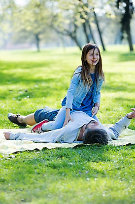 포토 JPG 주간 전신 서양인 외국인 백인 해외 라이프스타일 공원 여자 남자 딸 유럽 어린이 장난 가족 모션 놀이 휴식 미소 사람 앉기 잔디 성인 야외 두명 앞모습 눕기 가족라이프 아빠 승차 돗자리 체코 부녀 국내포토 자연요소 식물 공공시설 나라 뷰포인트 컨셉 관계 표정 인종 생활 파일형식